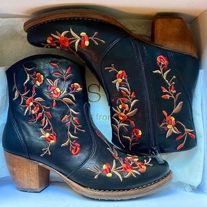 Neosens black embroidered floral leather boots, size 39 (8.5)